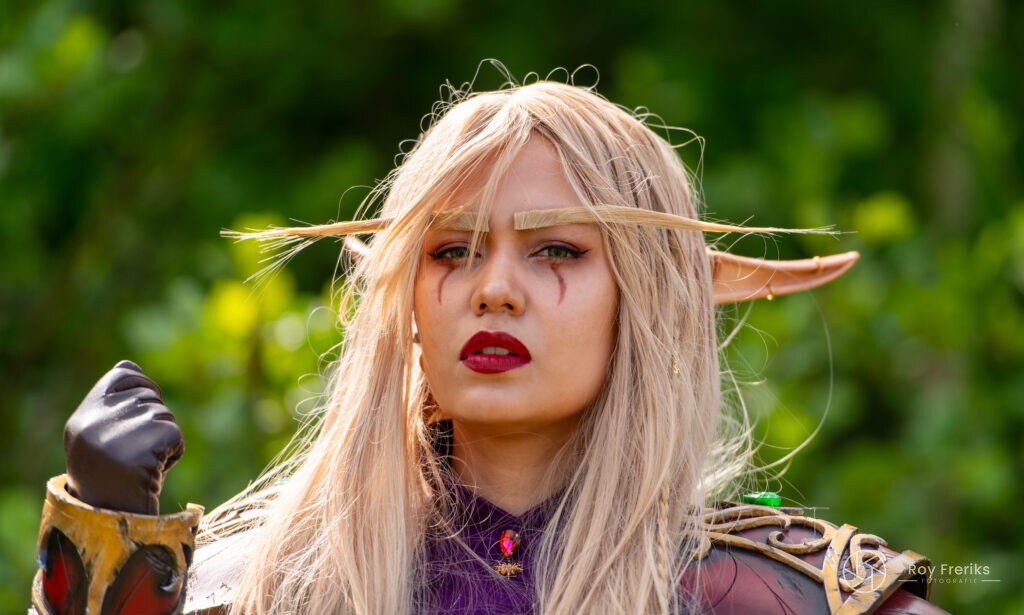 Close-up van een elf met blond haar en rode lippen