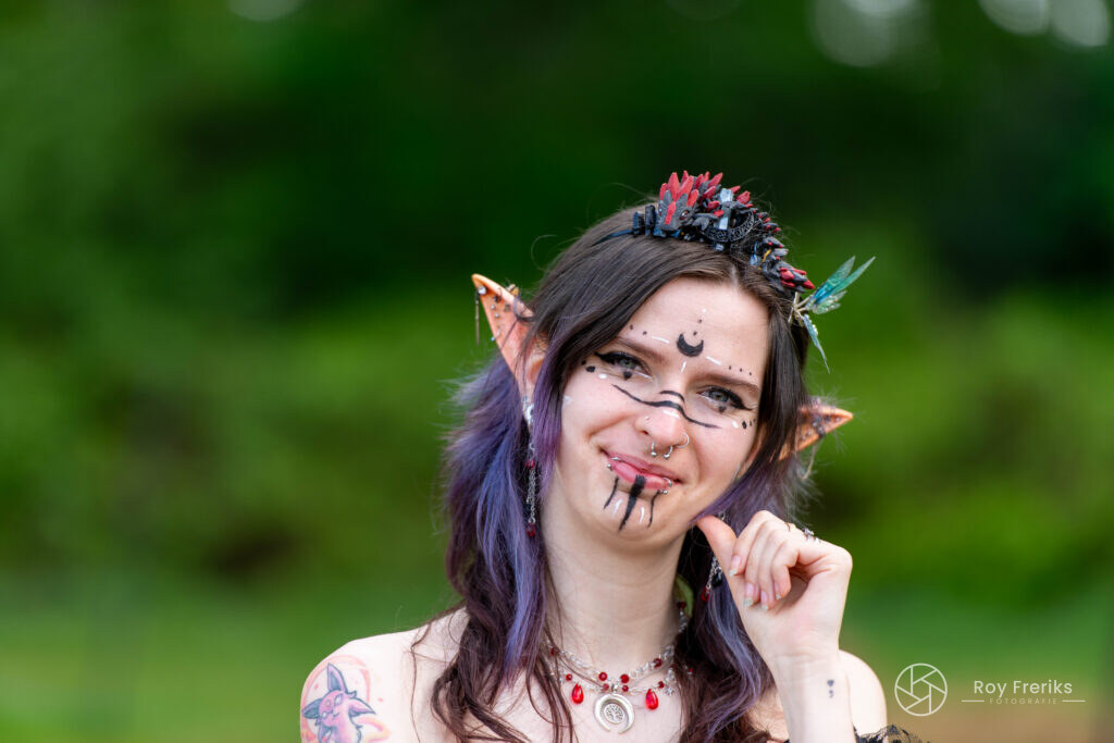 Elf met paars haar, piercings en bloemenkroon