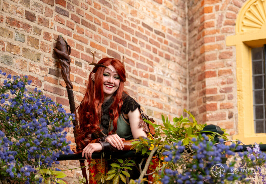 Druïde met staf leunend op een muur bij Kasteel Vorden