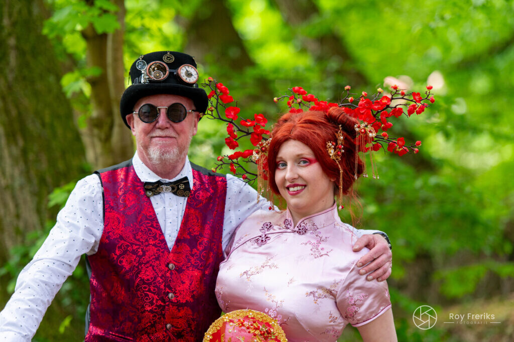 Close-up van een steampunkheer en vrouw met bloesem