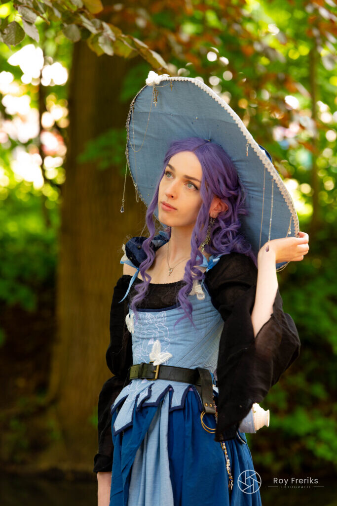 Vrouw met paars haar en parasol in het bos