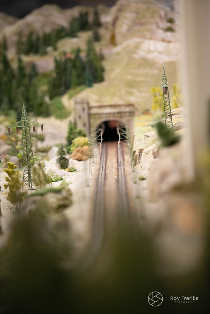Miniatuur spoorlijn die een bergtunnel in gaat