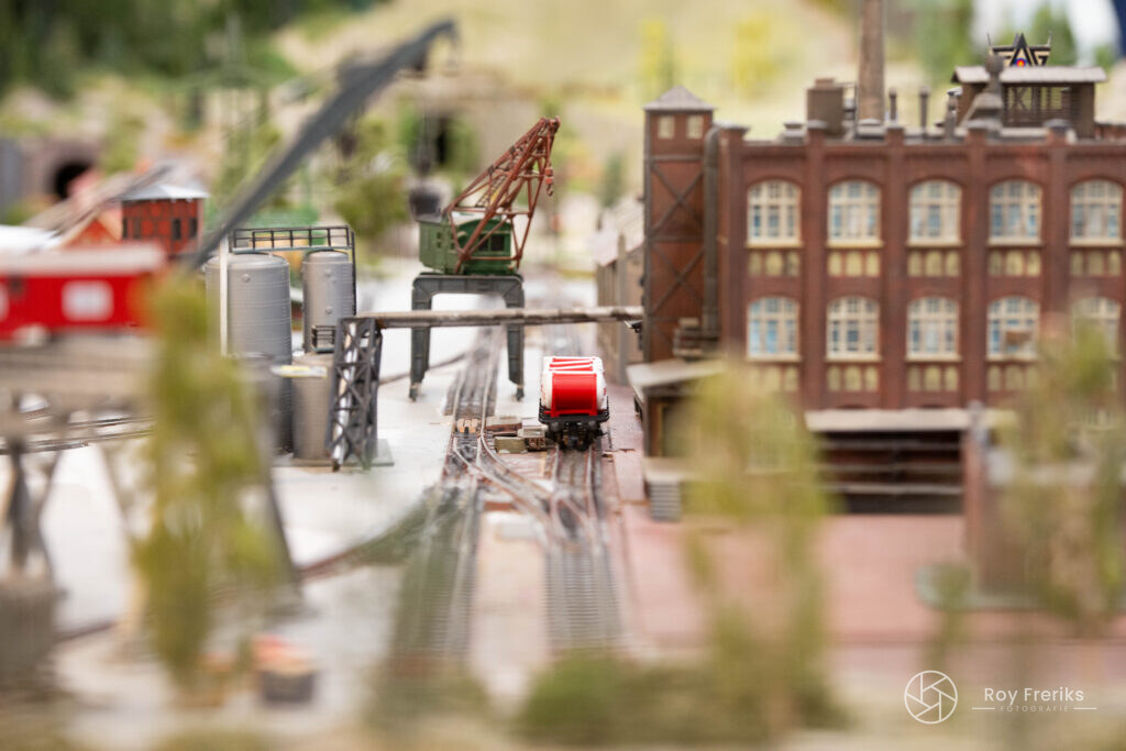 Miniatuur fabriek met kraan en trein