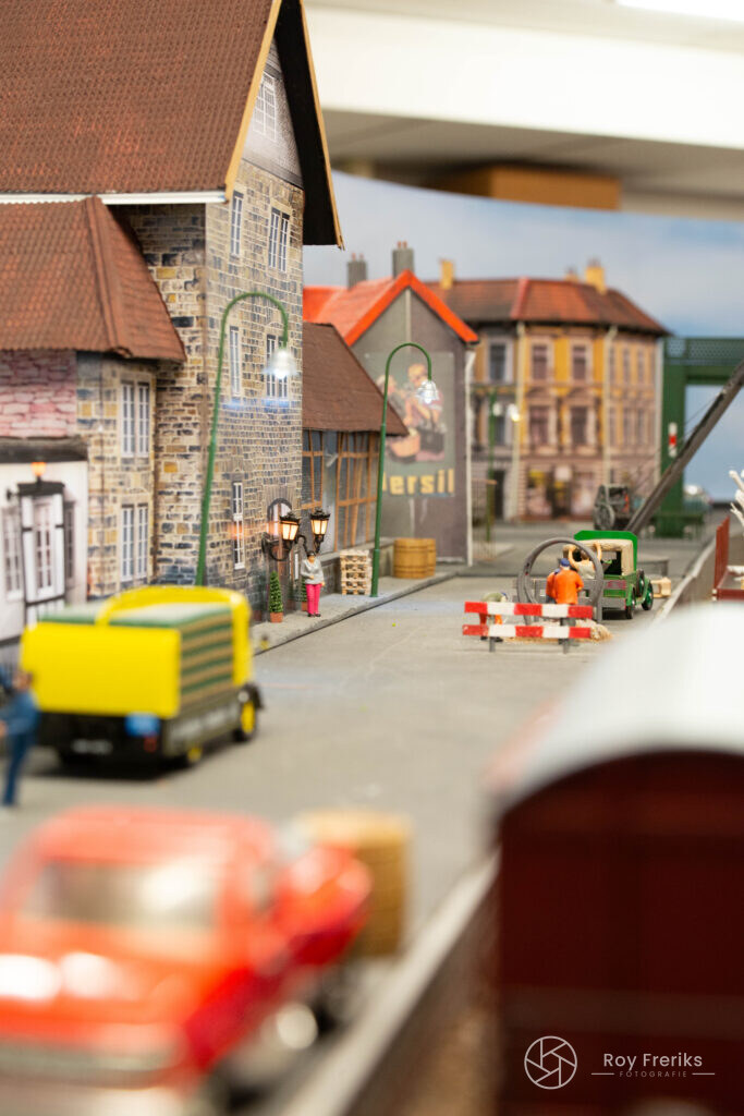 Miniatuur straat met auto's en huizen