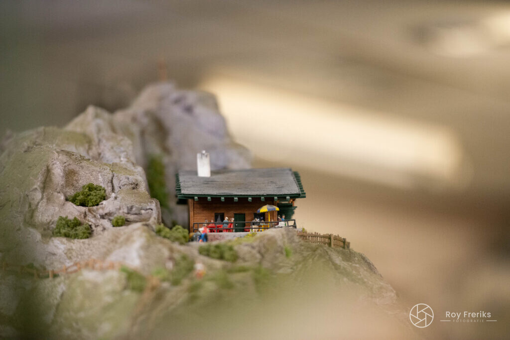 Miniatuur chalet op een rots