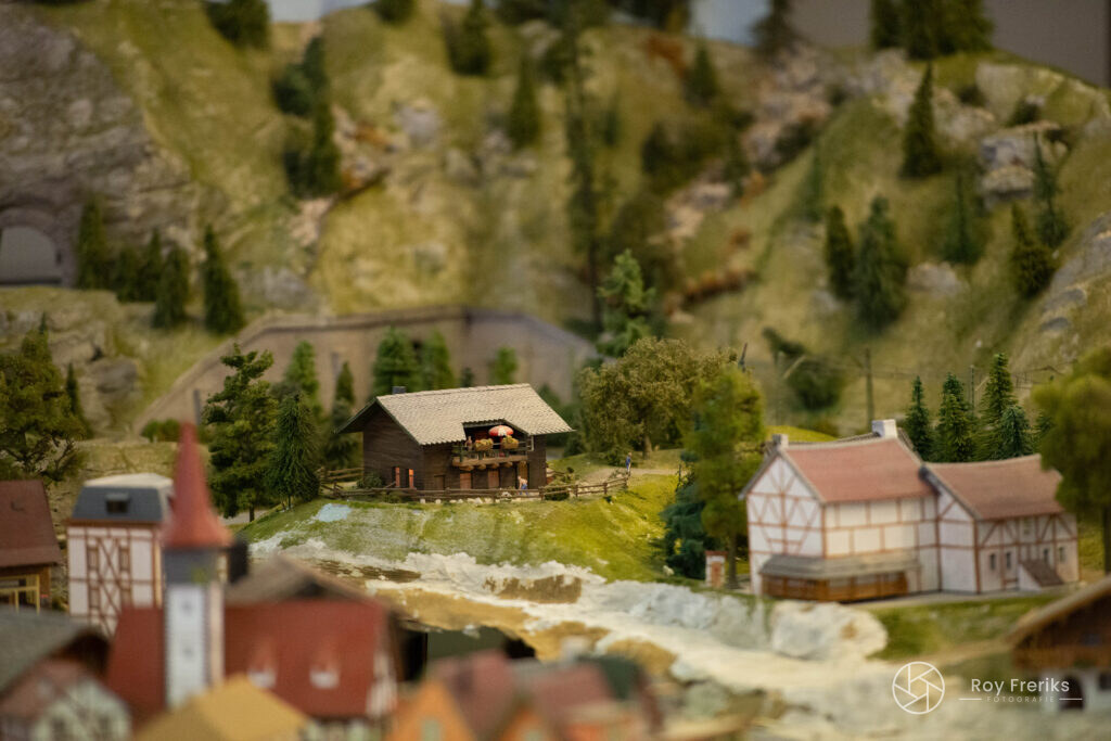 Miniatuur bergdorp met chalets en beek