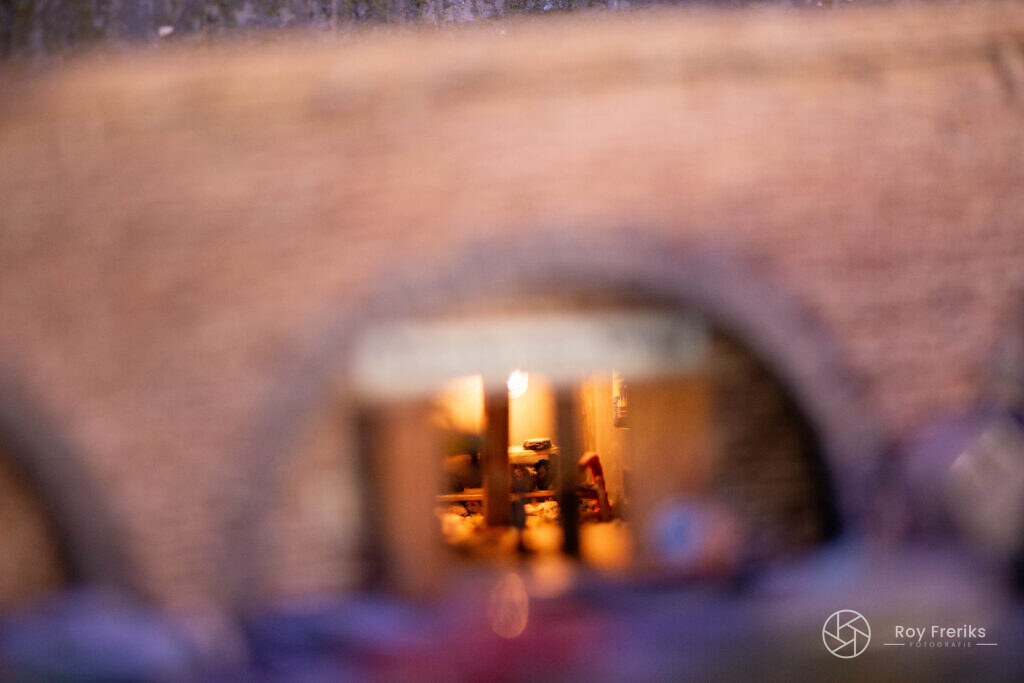 Verlichte doorgang in een miniatuur stenen muur