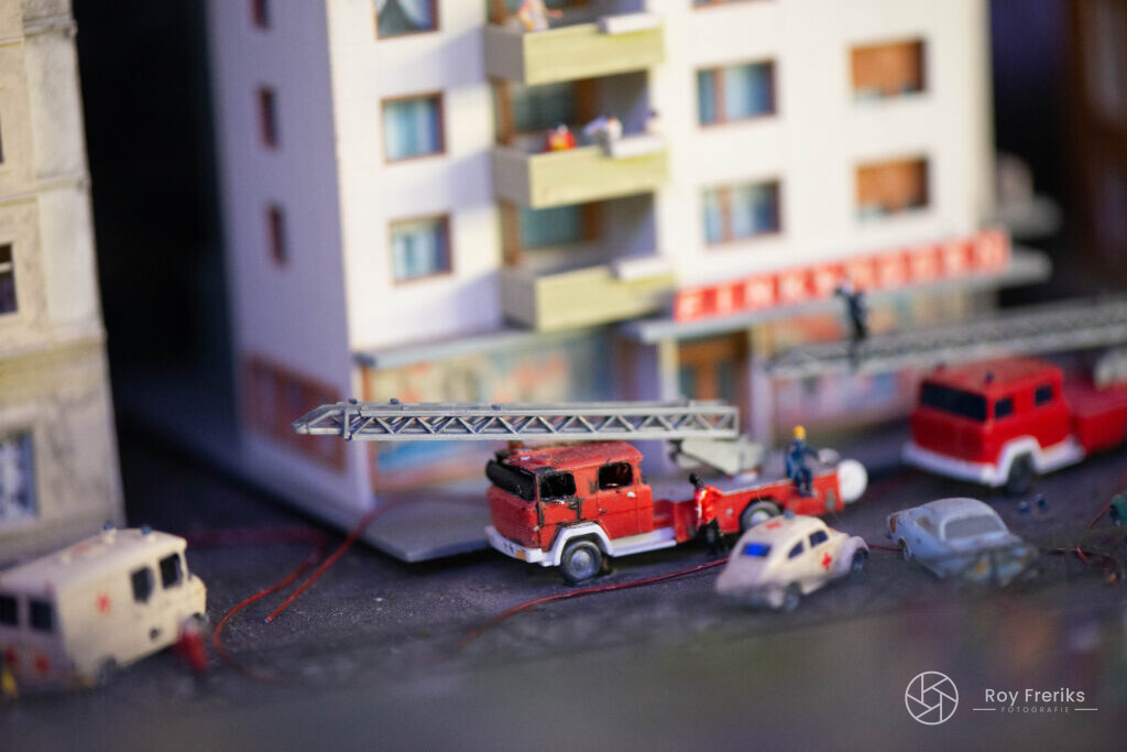 Miniatuur brandweerauto's bij een flatgebouw