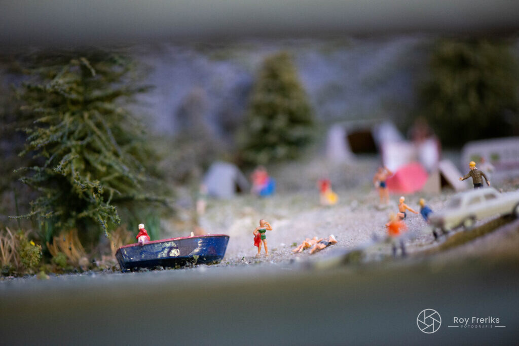 Miniatuur camping met figuurtjes aan het water