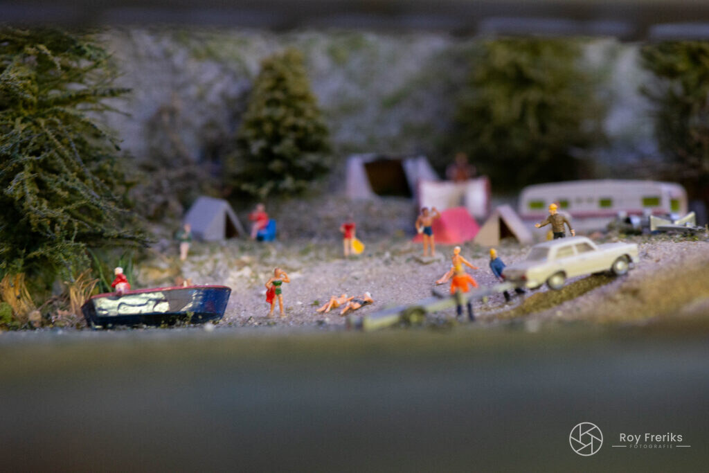 Miniatuur strandtafereel met tenten en auto's