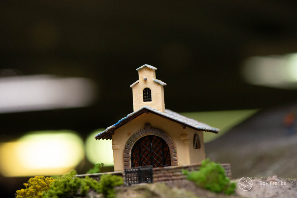 Miniatuur kapel met zacht licht