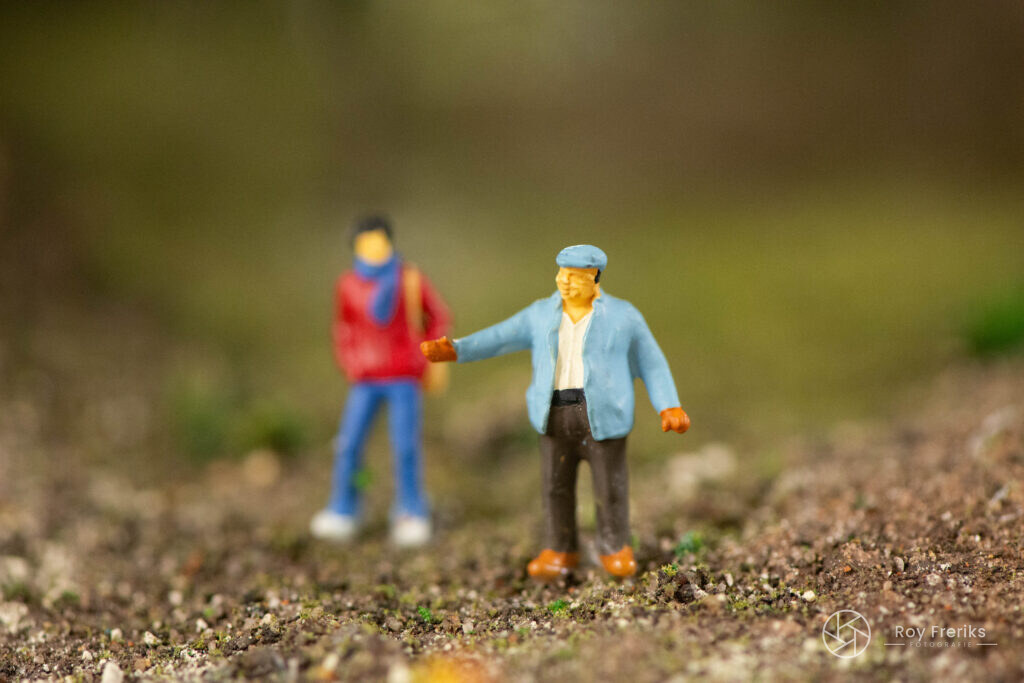 Twee miniatuur figuurtjes op een pad