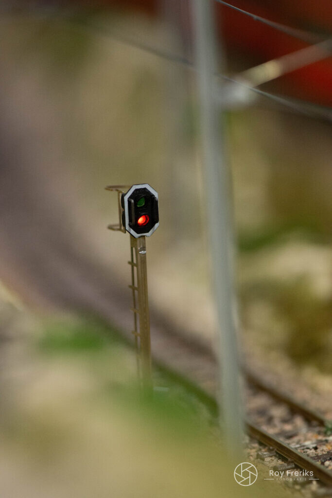 Rood seinlicht langs het miniatuurspoor