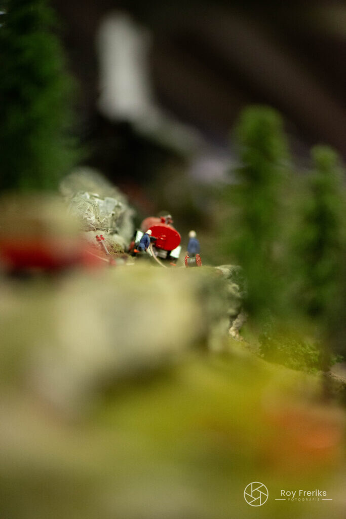 Miniatuur tafereel tussen de bomen