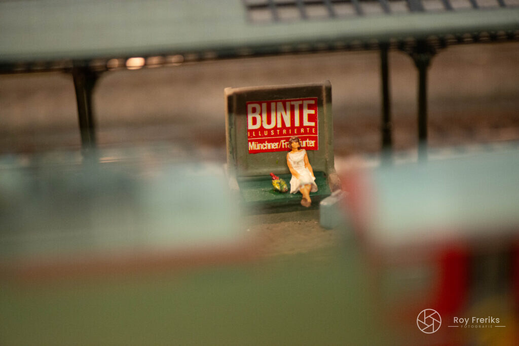 Miniatuur perron met een reclamebord