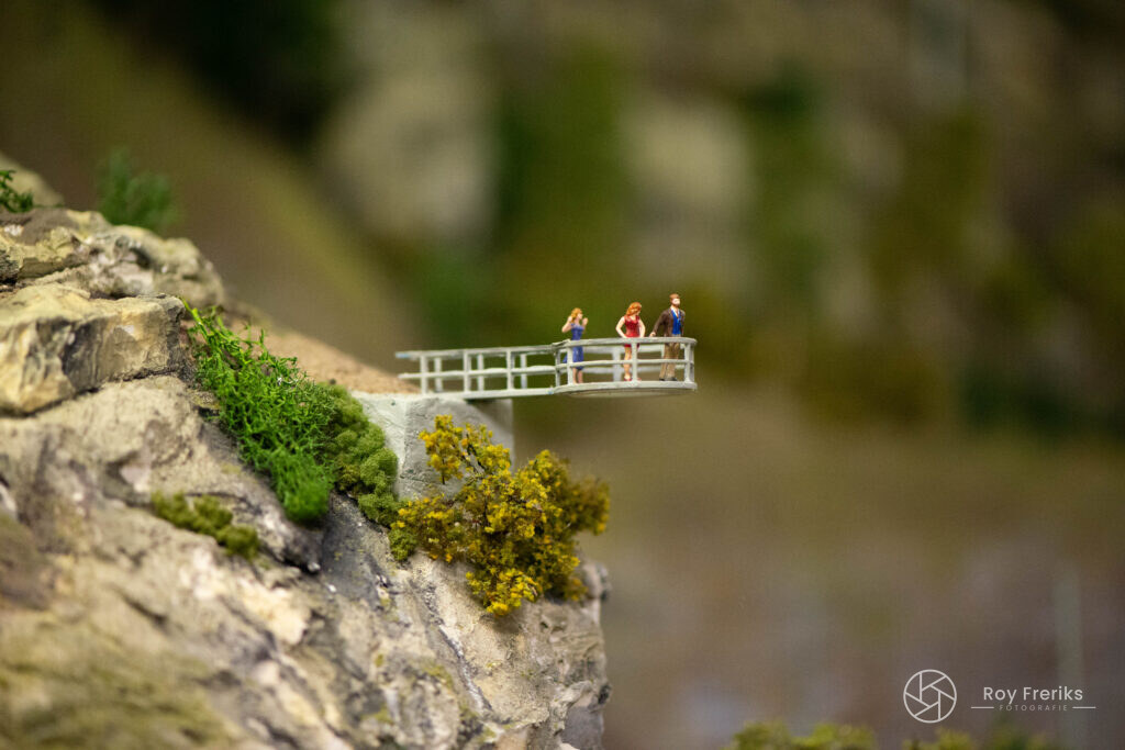 Miniatuur figuurtjes op een uitkijkpunt boven de rotsen