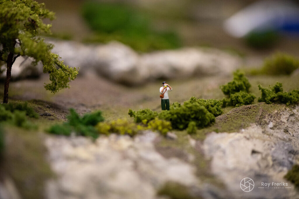 Miniatuur figuurtje tussen de rotsen