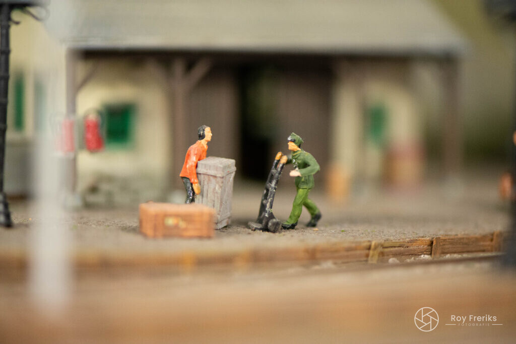 Miniatuur figuurtjes met bagage op het perron