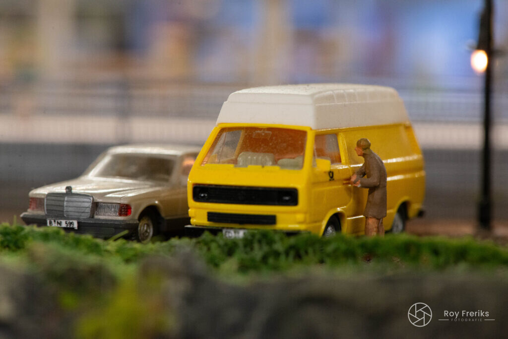 Miniatuur gele bus en Mercedes