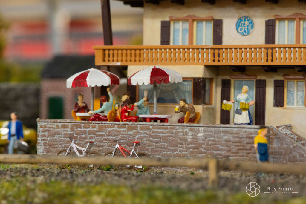Miniatuur hotel met terras en parasols