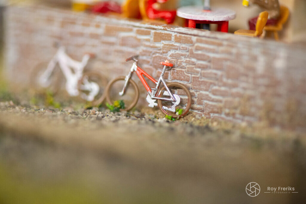 Miniatuur fietsen tegen een stenen muur
