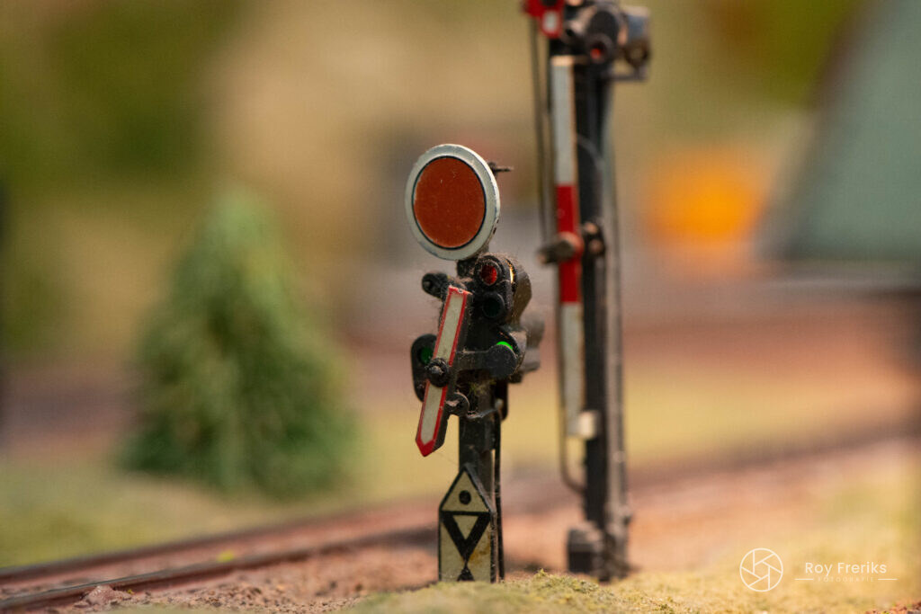 Rood-wit spoorsein langs het miniatuurspoor