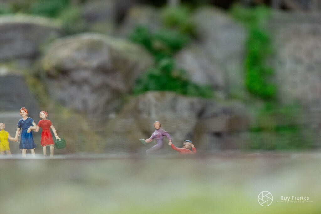 Miniatuur figuurtjes wandelen langs de rotsen