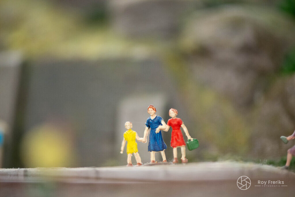 Miniatuur familie aan de wandel