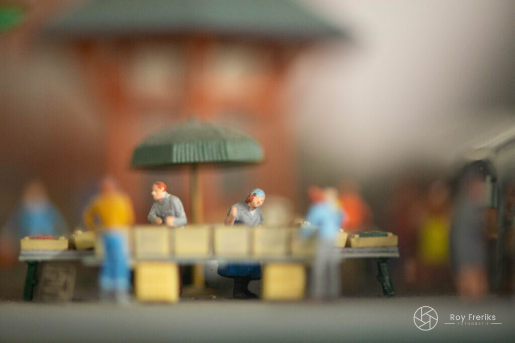 Miniatuur marktkraam met mensen