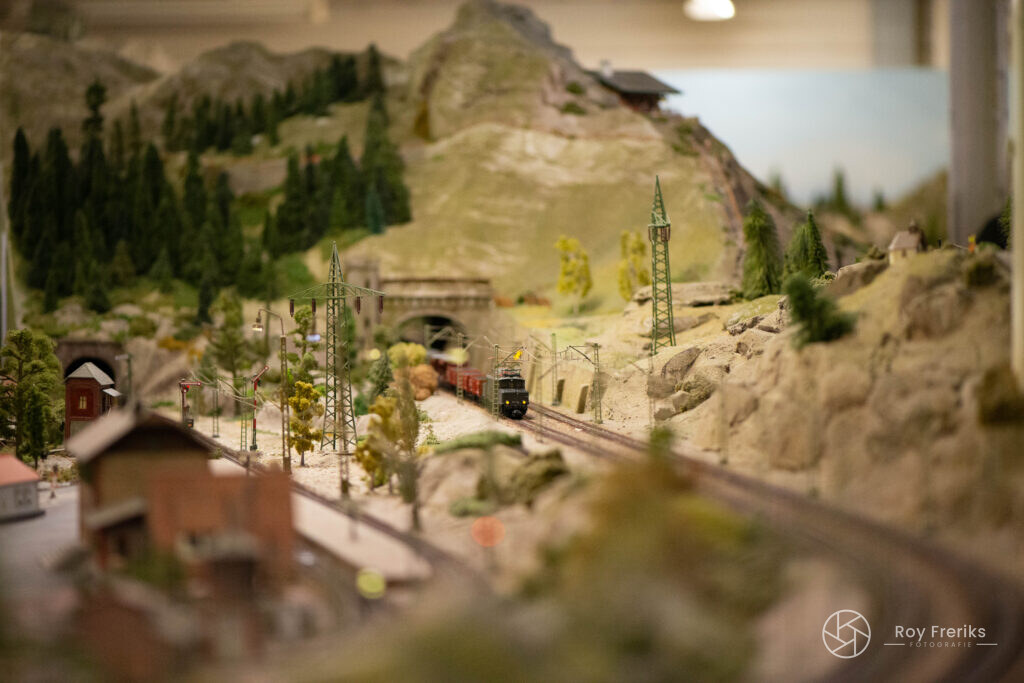 Miniatuur berglandschap met spoorlijn en tunnel