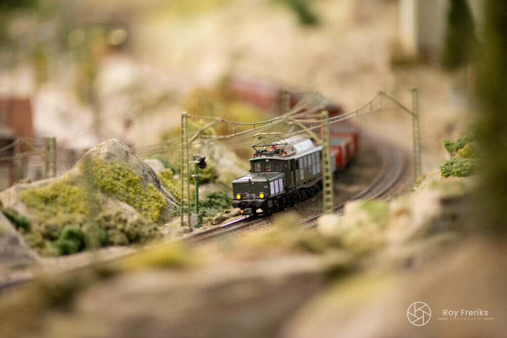 Miniatuur goederentrein in een bocht