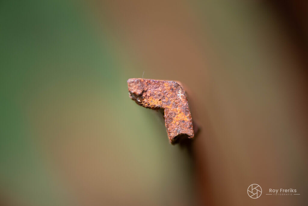 Klein roestig metalen haakje
