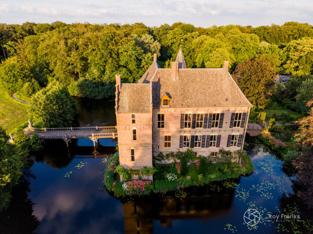 Kasteel Vorden weerspiegeld in de slotgracht