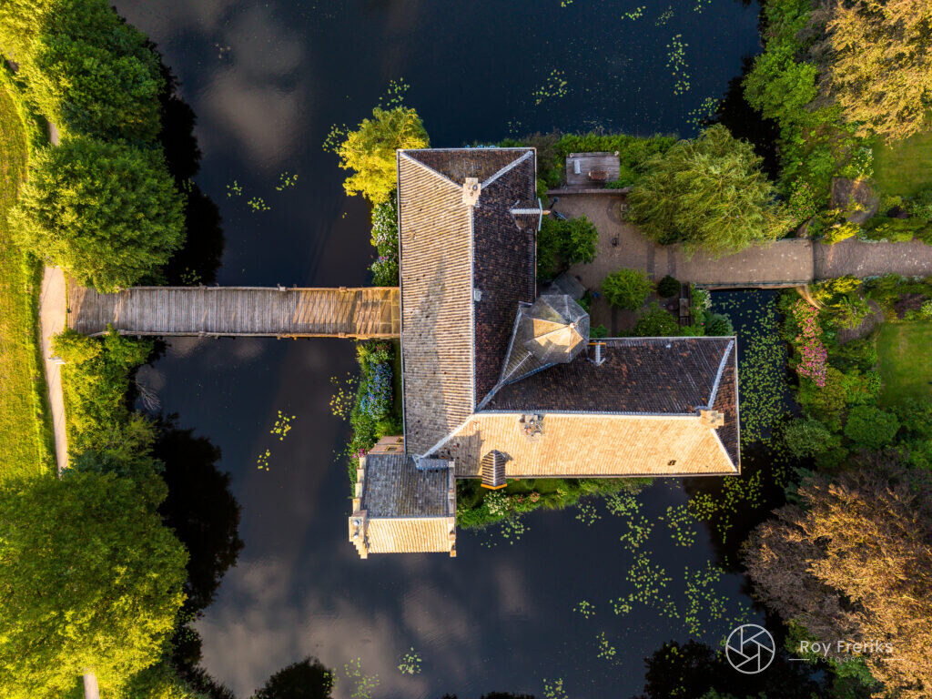 Recht van bovenaf gefotografeerd dak van Kasteel Vorden met brug over de gracht