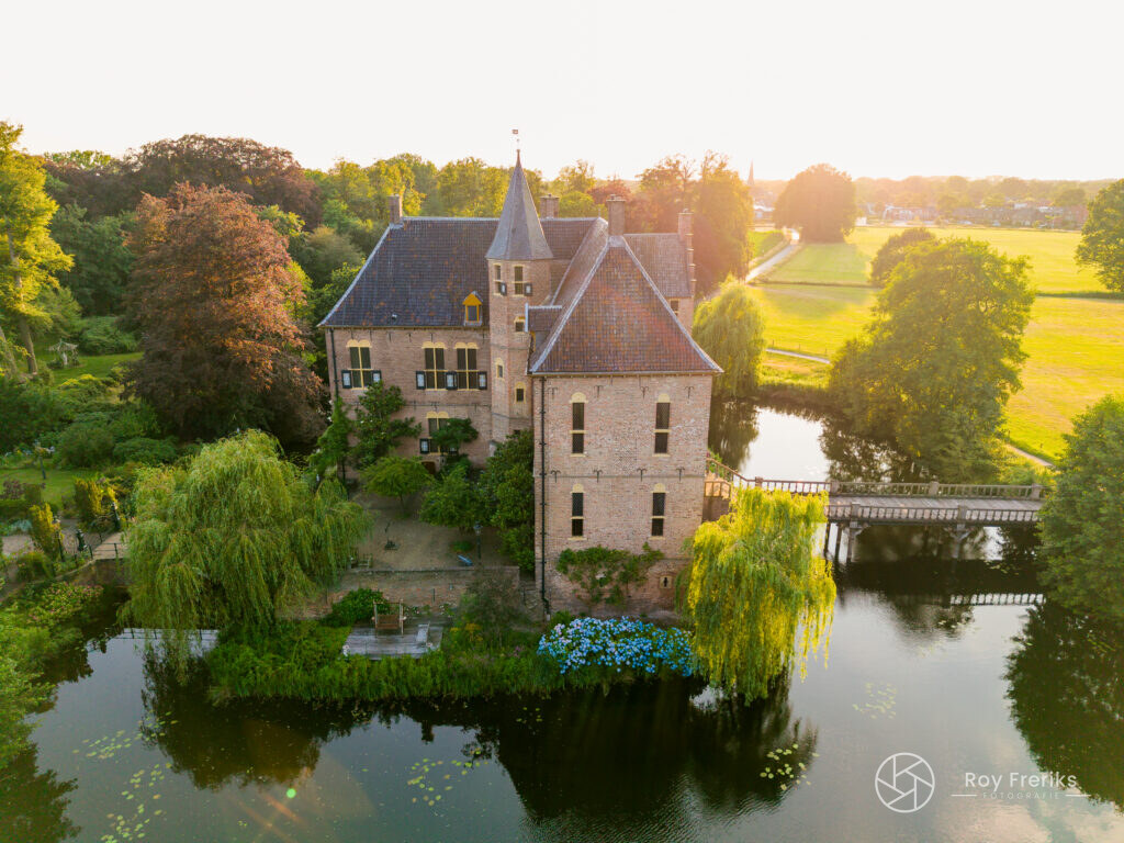 Kasteel Vorden tussen de bomen bij ondergaande zon