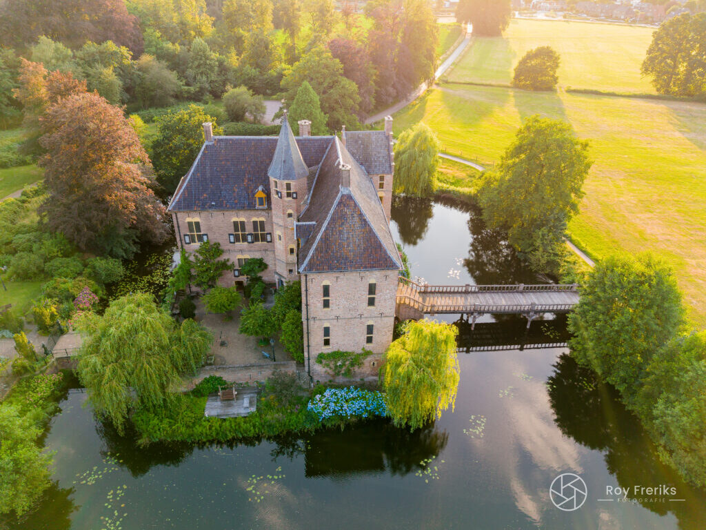 Kasteel Vorden met slotgracht en weilanden in avondlicht