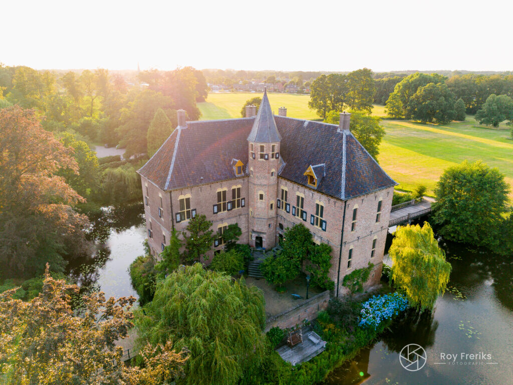 Kasteel Vorden met treurwilgen aan de gracht
