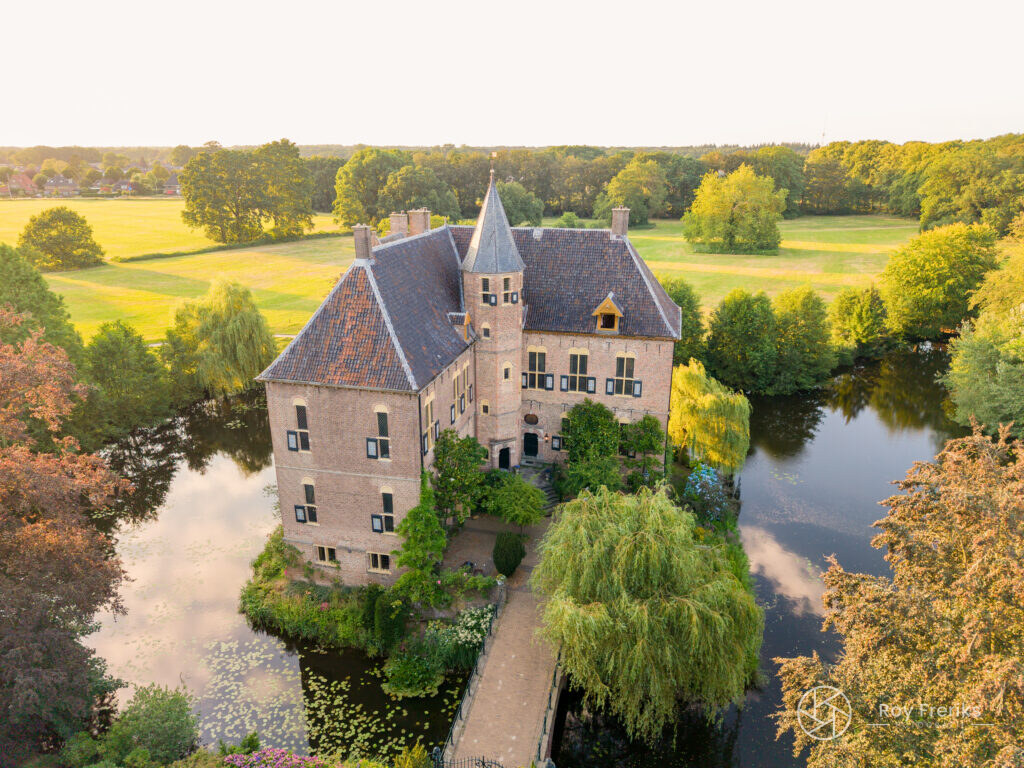 Kasteel Vorden met oprijlaan en gracht in avondlicht