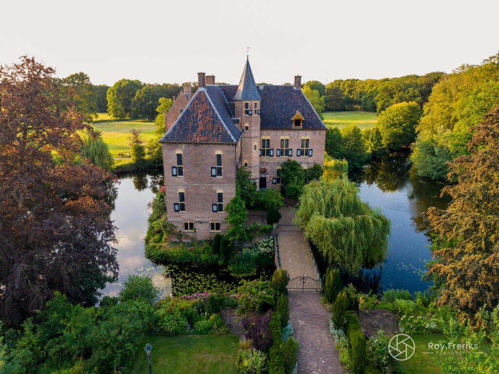 Kasteel Vorden met oprit en tuin van bovenaf