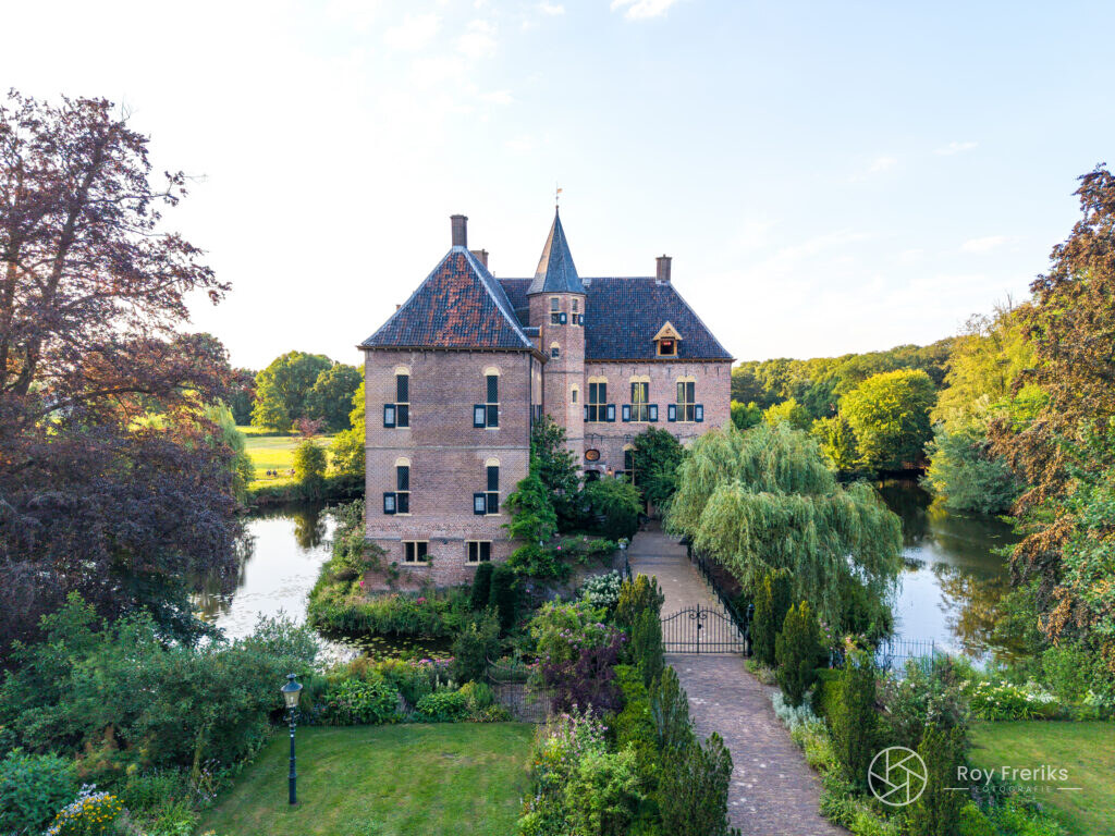 Kasteel Vorden met tuin en blauwe lucht