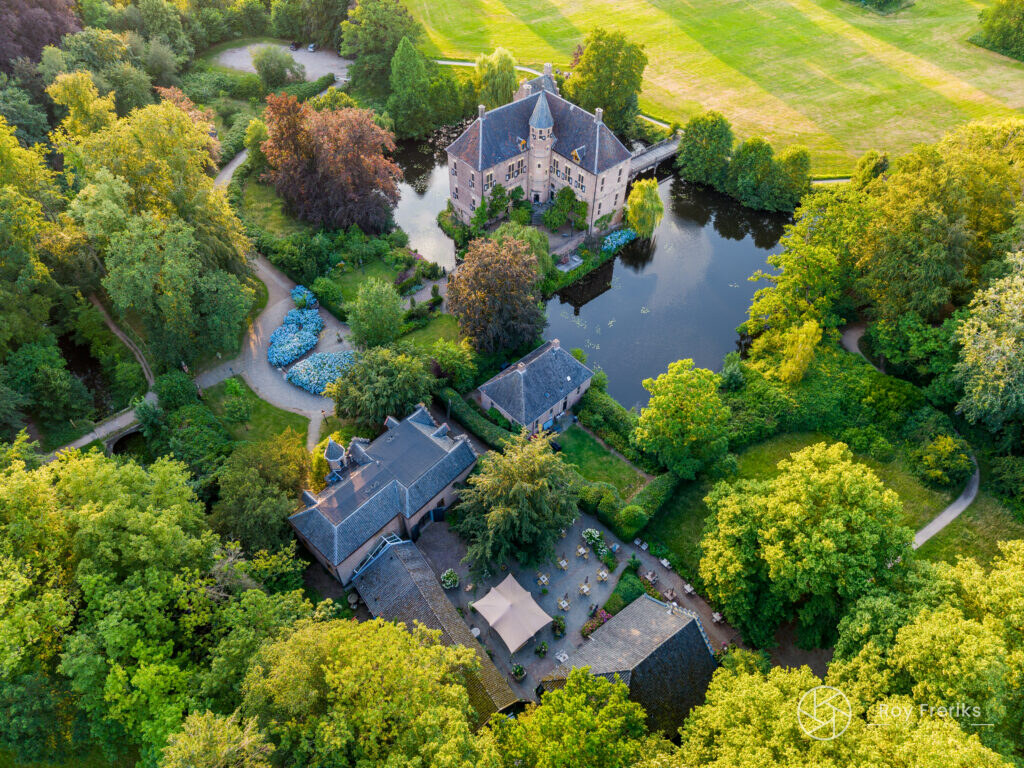 Luchtfoto van het landgoed rond Kasteel Vorden met bijgebouwen