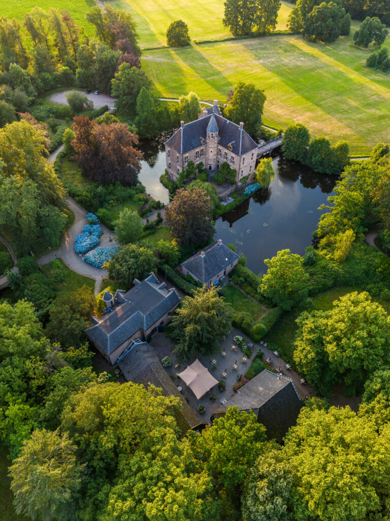 Staande luchtfoto van het landgoed van Kasteel Vorden