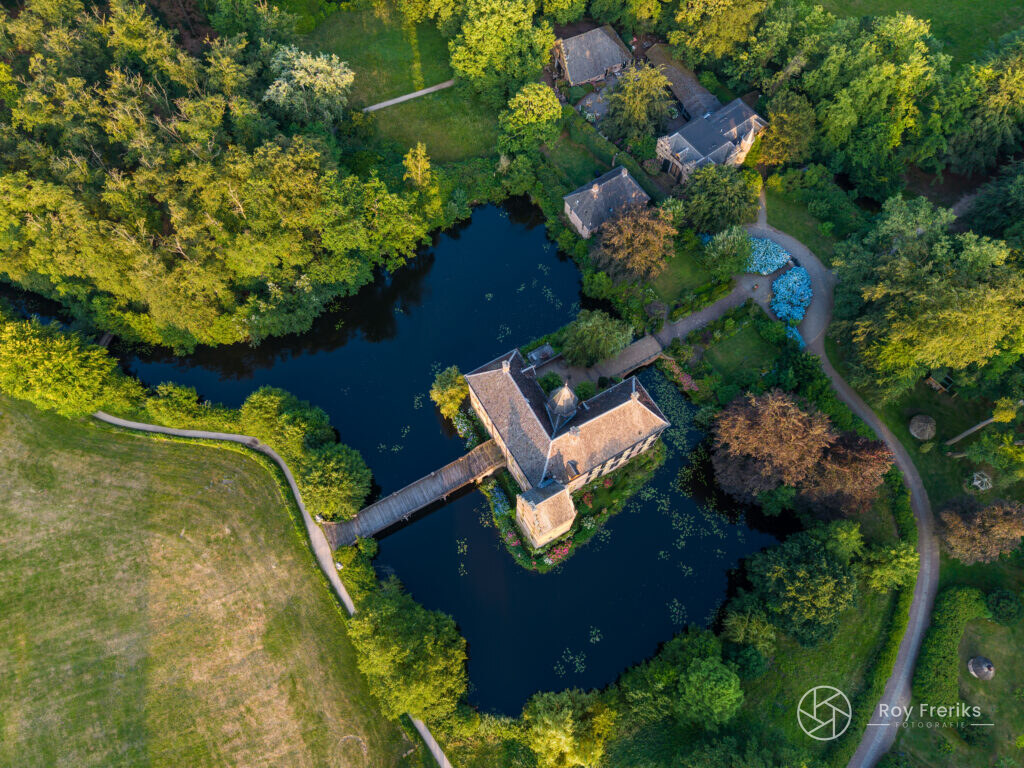 Kasteel Vorden omringd door water en groen van bovenaf