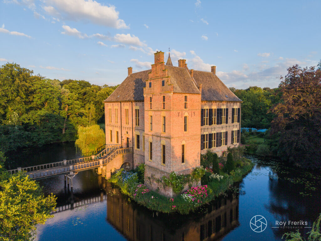 Kasteel Vorden met houten brug en blauwe lucht
