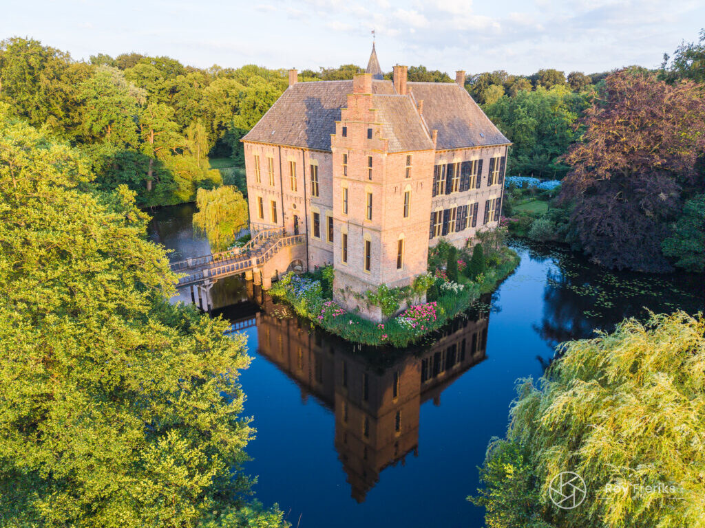 Kasteel Vorden gespiegeld in de donkere gracht