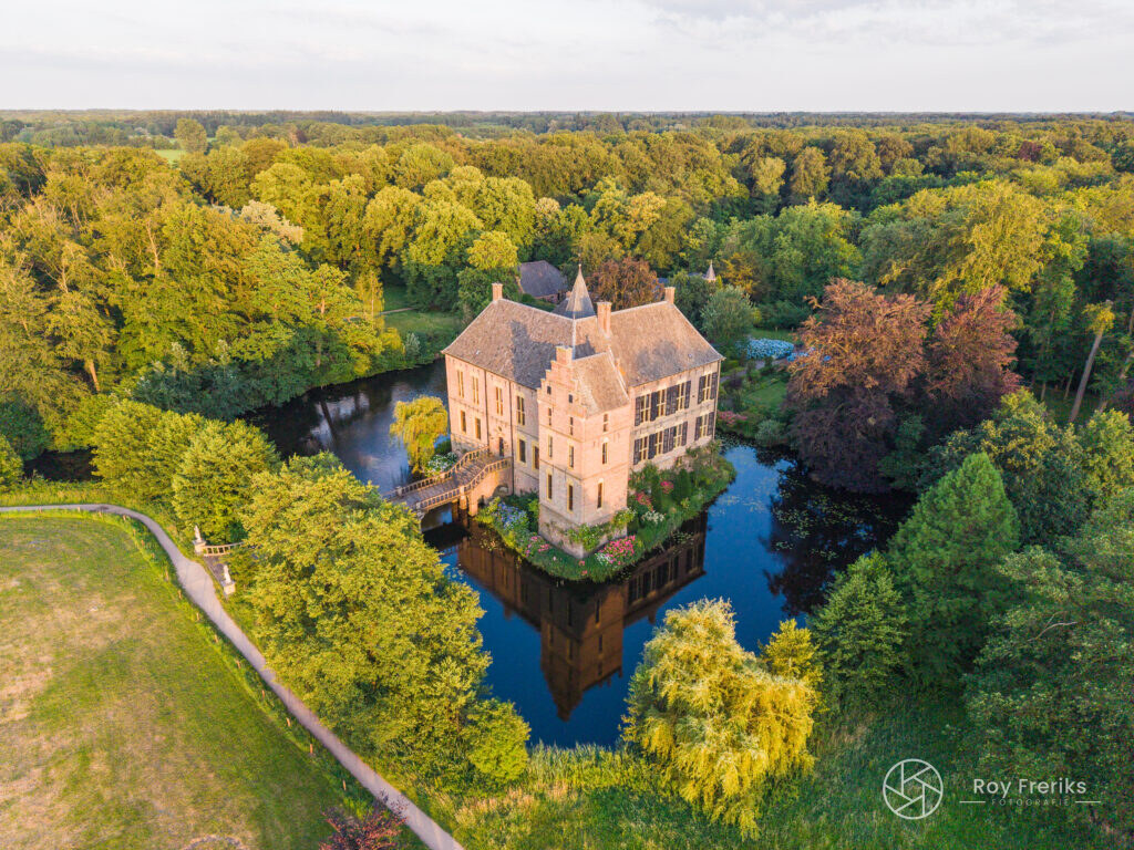 Kasteel Vorden omringd door bos en wandelpad