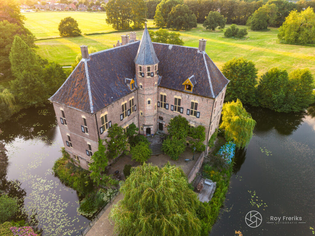 Kasteel Vorden met torentje en gracht in de zomer