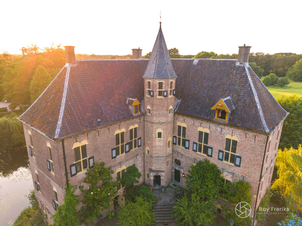 Close-up van de gevel en het torentje van Kasteel Vorden