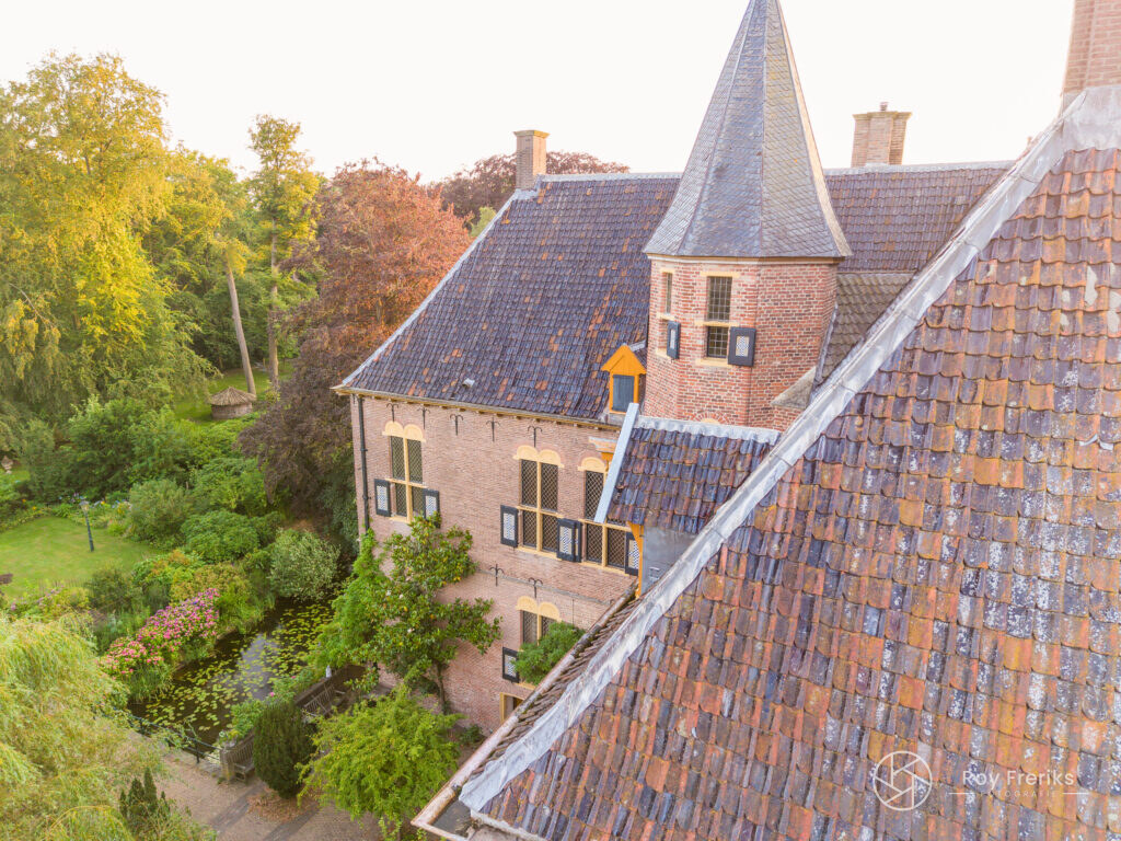 Dakpannen en torenspits van Kasteel Vorden van dichtbij