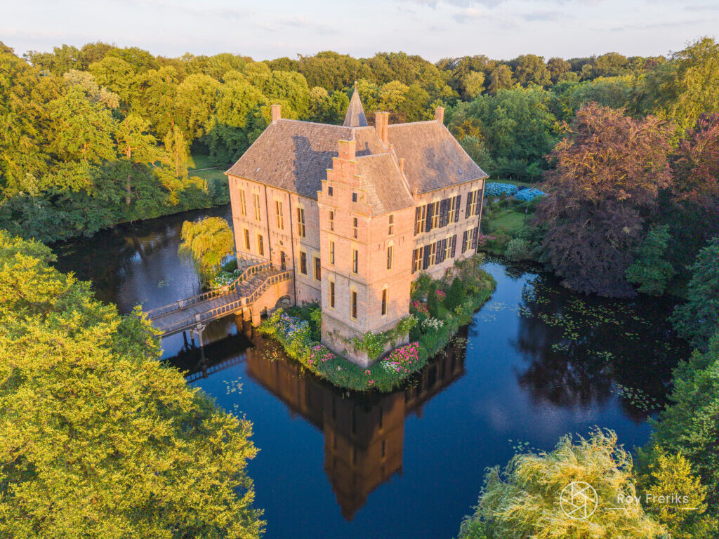 Kasteel Vorden met gracht en groen in avondlicht